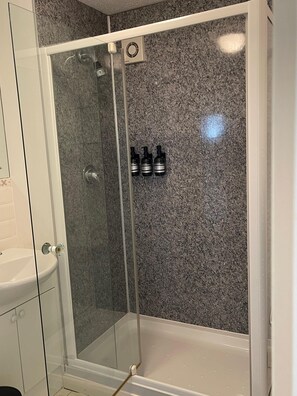 Maison, plusieurs lits | Salle de bain | Douche, sèche-cheveux, serviettes fournies