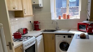 House, Multiple Beds | Private kitchen | Fridge, microwave, oven, stovetop