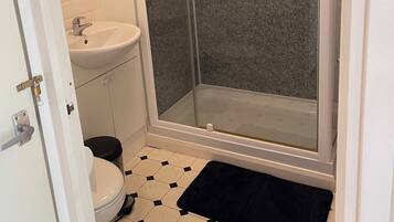 House, Multiple Beds | Bathroom | Shower, hair dryer, towels