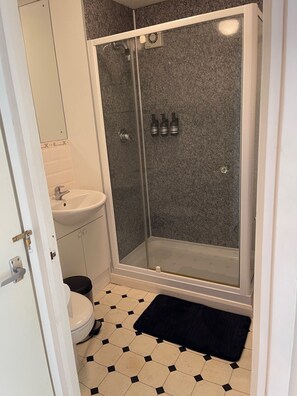 Maison, plusieurs lits | Salle de bain | Douche, sèche-cheveux, serviettes fournies