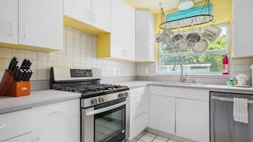 Casa, várias camas, varanda, vista para o jardim | Cozinha privada | Geladeira, micro-ondas, fogão, cooktop
