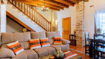 Télévision, cheminée, livres