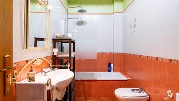 Een haardroger, handdoeken, zeep, shampoo