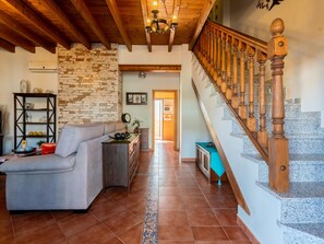 Interior - Charming Rural Home Near Doñana Park, Sleeps 9, Tech-Ready, Pet-Friendly, Close to Seville and Beach (Villamanrique de la Condesa)