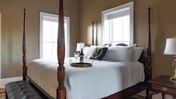 House, Multiple Beds, Patio (524 Austin St- Main)