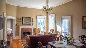 House, Multiple Beds, Patio (524 Austin St- Main) | Interior