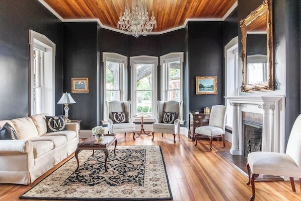 Casa, várias camas, varanda (524 Austin St- Main) | Área de estar