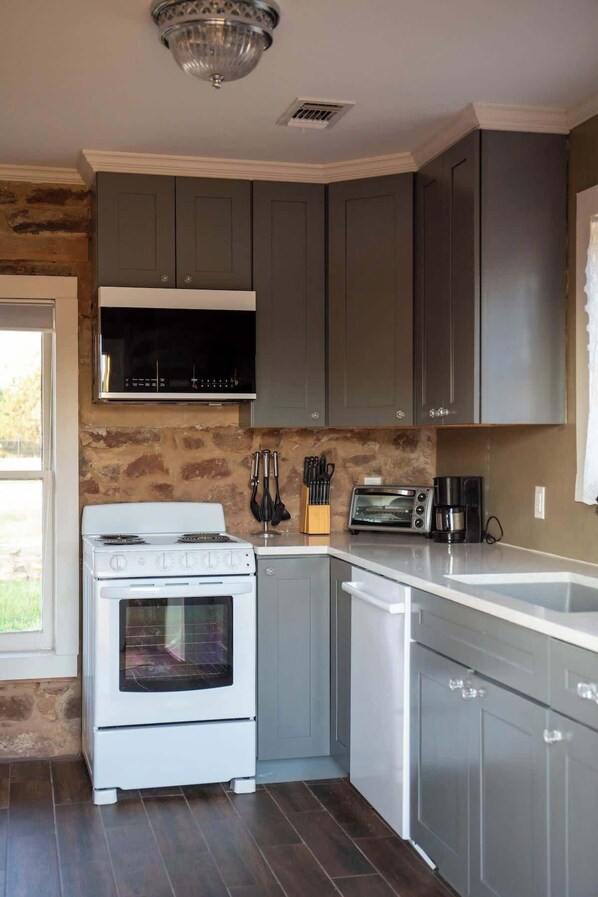 House, 1 King Bed, Patio (524 Austin St- Guest) | Private kitchen | Fridge, microwave, oven, stovetop