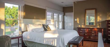 House, 1 King Bed, Patio (524 Austin St- Guest) | 1 bedroom, individually decorated, individually furnished, bed sheets