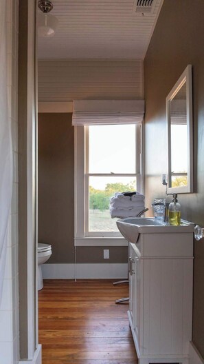 House, 1 King Bed, Patio (524 Austin St- Guest) | Bathroom | Towels - The Mildred Guest Haus (Mason)