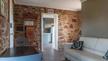 House, 1 King Bed, Patio (524 Austin St- Guest) | Living area