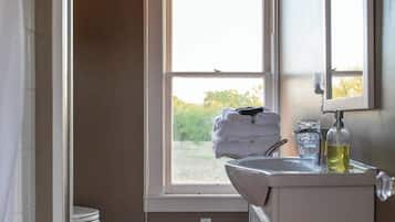 House, 1 King Bed, Patio (524 Austin St- Guest) | Bathroom | Towels