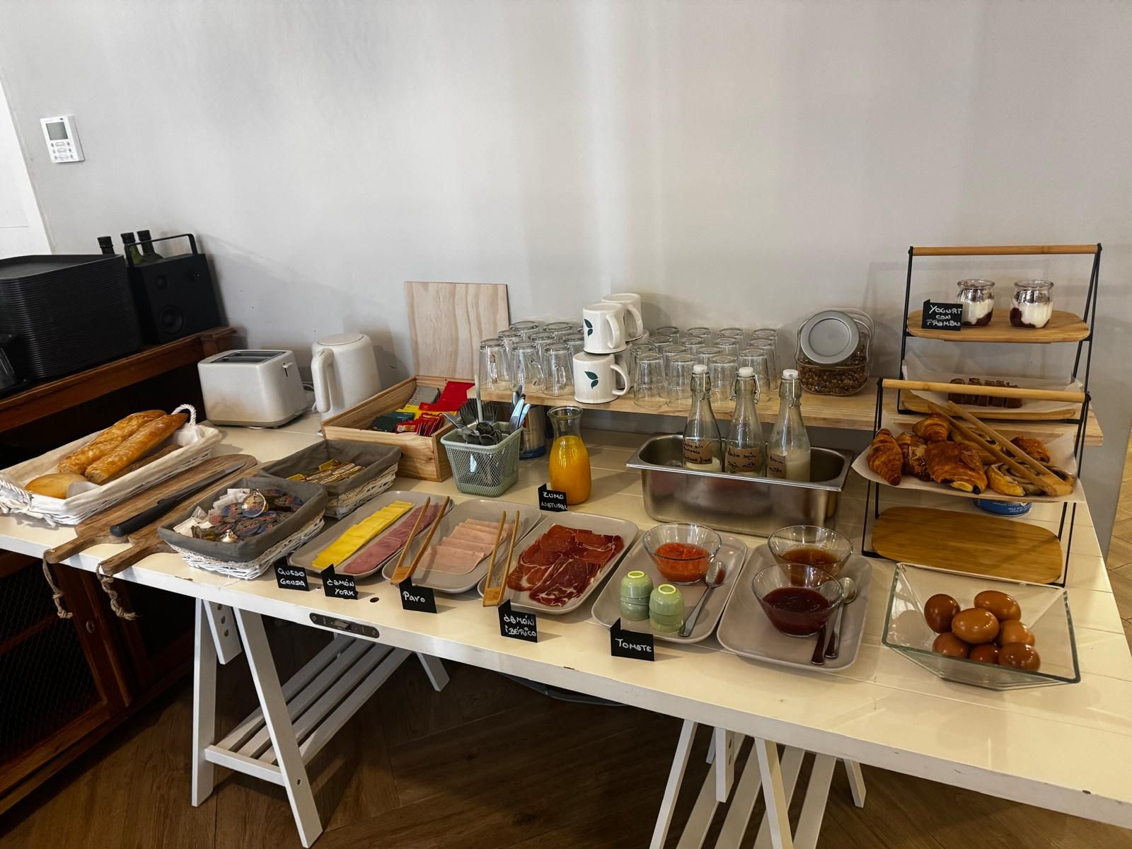 Una mesa de buffet con diversos alimentos y salsas.