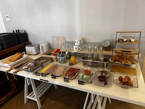 Une table de buffet proposant divers plats et accompagnements.