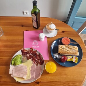 Daily continental breakfast (EUR 12 per person)