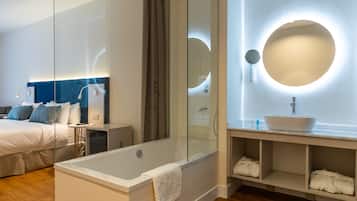 Doppelzimmer | Badezimmer | Badewanne, kostenlose Toilettenartikel, Haartrockner, Handtücher