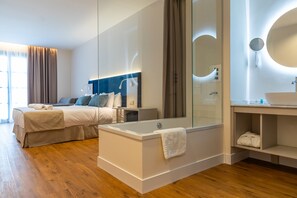 Double Room | Minibar, in-room safe, blackout curtains, free WiFi - Hotel Boutique La Brisa del Mar (Estepona)