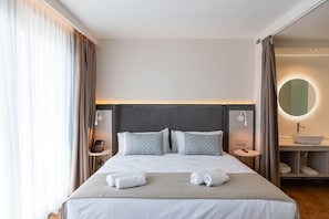 Junior Suite | Minibar, in-room safe, blackout drapes, travel crib - Hotel Boutique La Brisa del Mar (Estepona)