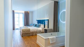 Habitación doble, balcón | Minibar, caja de seguridad en la habitación y cortinas blackout