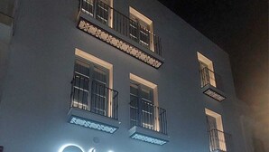 Un hotel llamado "La brisa del mar" con un letrero que indica que es un hotel boutique.