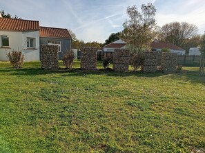 Property grounds - "Cozy House with Garden, Bike Garage & Modern Amenities, 8km from Beach" (Saint-Révérend)