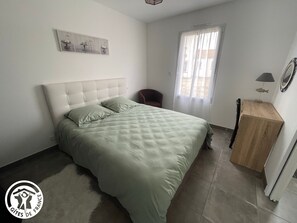 3 bedrooms, free WiFi, bed sheets - "Cozy House with Garden, Bike Garage & Modern Amenities, 8km from Beach" (Saint-Révérend)