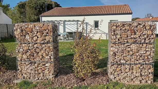 Un edificio con tejado de baldosas y fachada blanca.