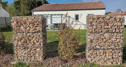"Cozy House with Garden, Bike Garage & Modern Amenities, 8km from Beach"
