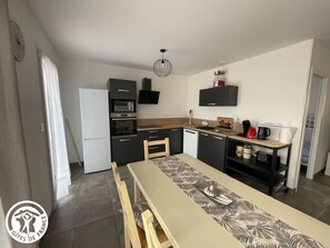 Kühlschrank, Mikrowelle, Ofen, Geschirrspüler