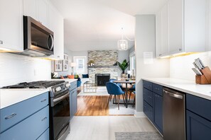 Fridge, microwave, oven, stovetop - Backyard Vibes-Walk to ND-Dogs Welcome-BBall Hoop-Fire Pit-Sleeps 12-2024 Reno (South Bend)
