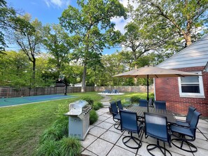 Outdoor dining - Backyard Vibes-Walk to ND-Dogs Welcome-BBall Hoop-Fire Pit-Sleeps 12-2024 Reno (South Bend)