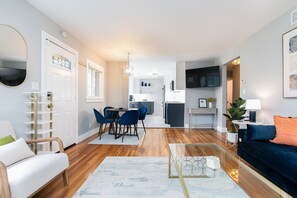 Smart TV, fireplace, table football - Backyard Vibes-Walk to ND-Dogs Welcome-BBall Hoop-Fire Pit-Sleeps 12-2024 Reno (South Bend)