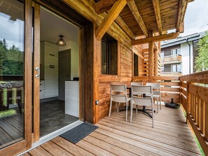 Outdoor dining - Charming Ski-in/Ski-out Apartment with Stunning Views, Sleeps 6, Wi-Fi, Parking (Les Gets)