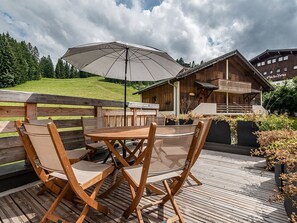 Outdoor dining - Charming Ski-in/Ski-out Apartment with Stunning Views, Sleeps 6, Wi-Fi, Parking (Les Gets)