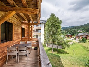 Outdoor dining - Charming Ski-in/Ski-out Apartment with Stunning Views, Sleeps 6, Wi-Fi, Parking (Les Gets)