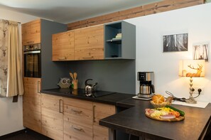 Kühlschrank, Mikrowelle, Ofen, Geschirrspüler