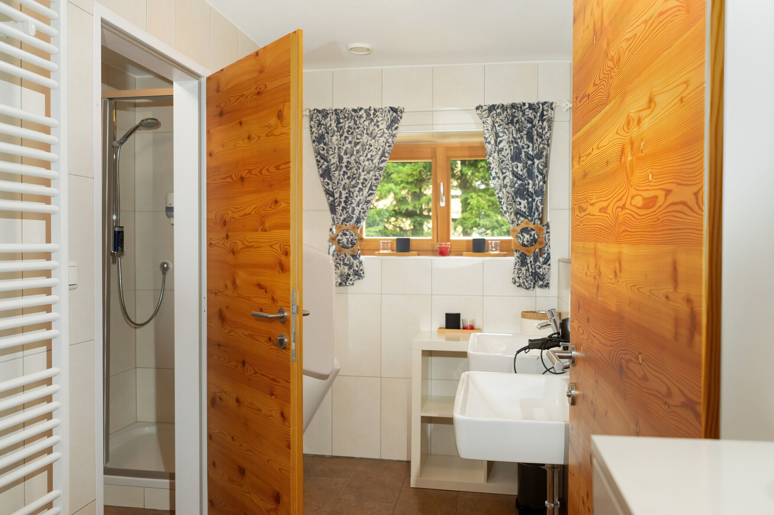 Een douche, een haardroger, handdoeken