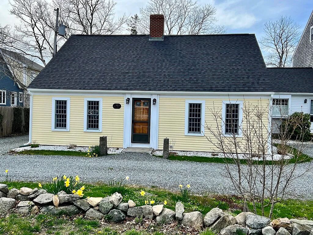 Updated historic Dennis home sleeps 8 and walk to everything!