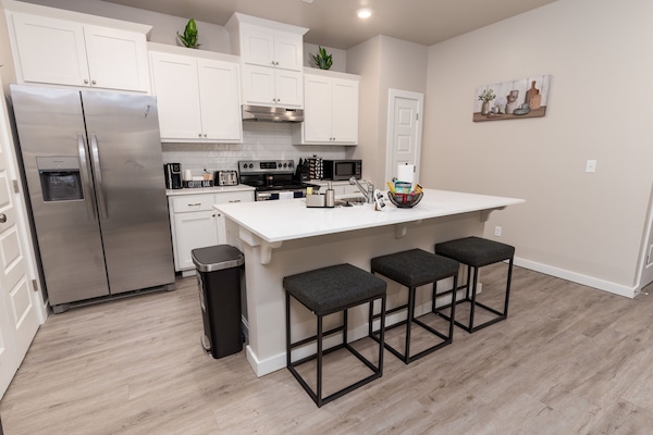 Geladeira, micro-ondas, fogão, cooktop