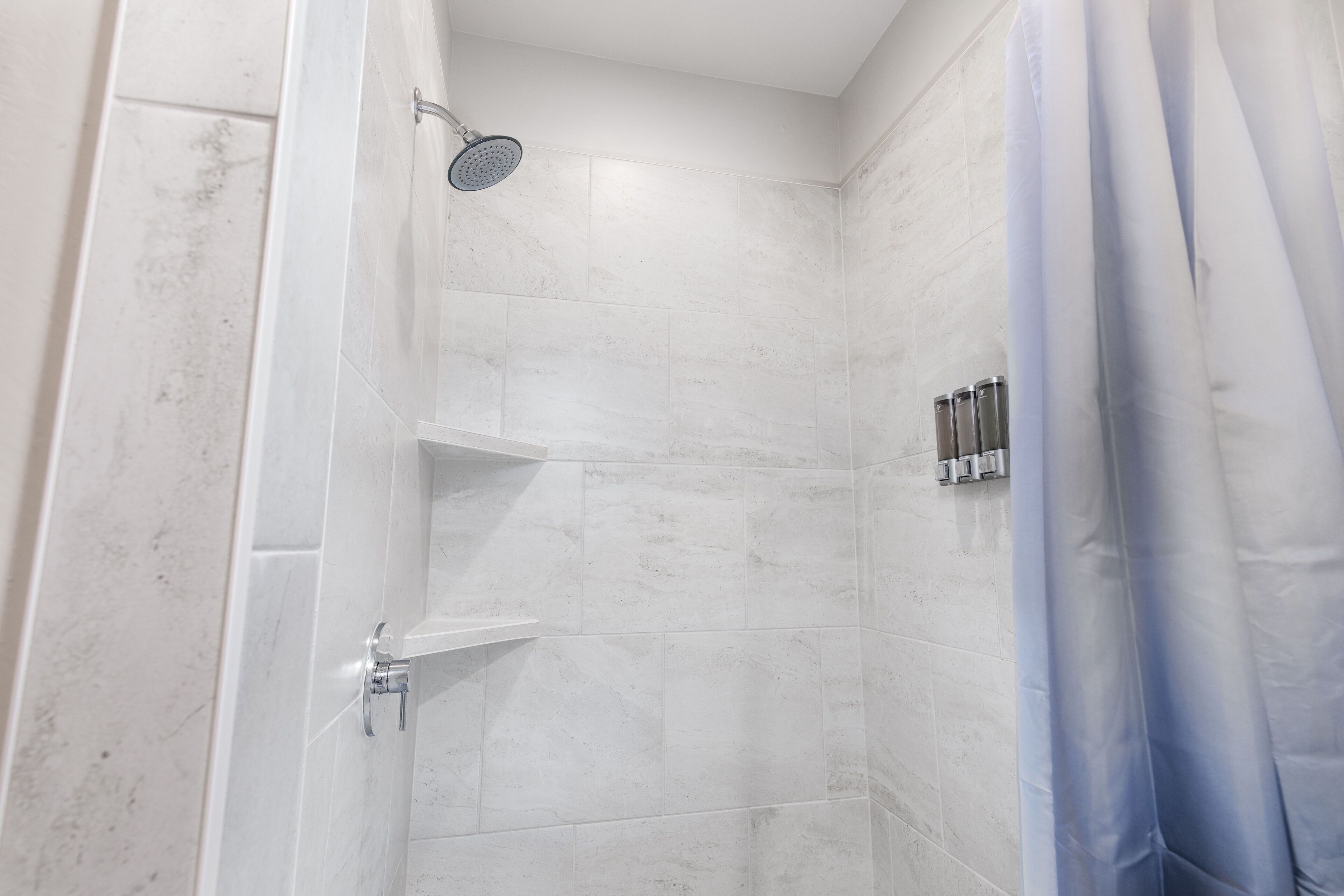 Regadera, secadora de cabello, toallas, jabón 