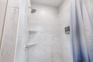 Douche, sèche-cheveux, serviettes fournies, savon