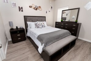 3 habitaciones, tabla de planchar con plancha, wifi y ropa de cama 