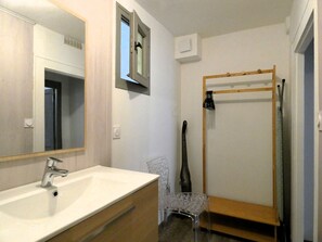 Bathroom - Elegant and Cozy Cottage in the Heart of Châteaudun – Walk to Attractions! (Châteaudun)