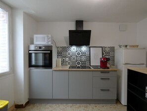 Fridge, microwave, oven, dishwasher - Elegant and Cozy Cottage in the Heart of Châteaudun – Walk to Attractions! (Châteaudun)