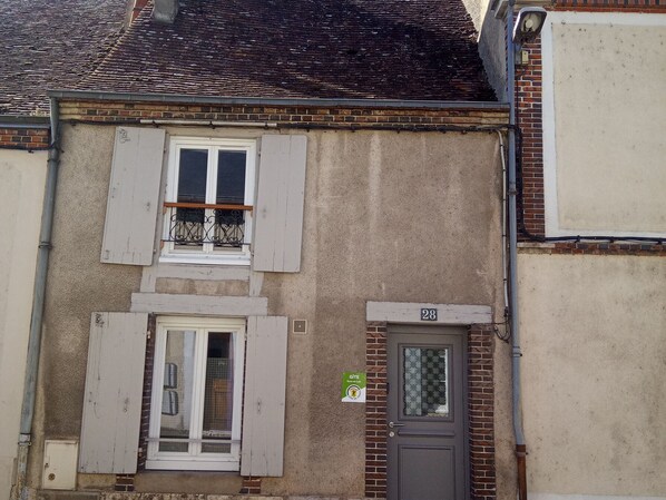 Exterior detail - Elegant and Cozy Cottage in the Heart of Châteaudun – Walk to Attractions! (Châteaudun)