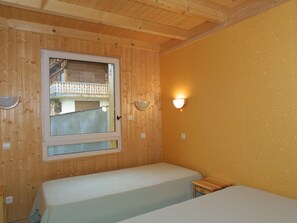 2 bedrooms, free WiFi - Charming 2-Bed Apartment, Wi-Fi, Near Ski Lifts & Center, Les Gets (Les Gets)