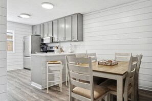 Dining - Walk To The Beach, Restaurants & Shipwreck Waterpark - 2.5 Miles From Pier Park (Panama City Beach)