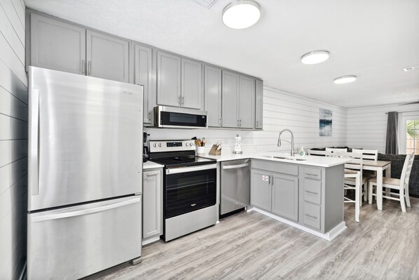 Kühlschrank, Mikrowelle, Ofen, Herdplatte