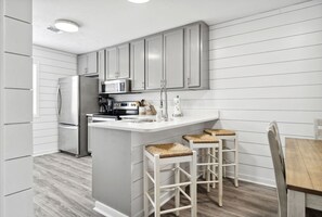 Kjøleskap, mikrobølgeovn, ovn og kokeplater