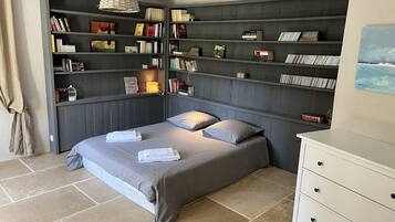 4 habitaciones, tabla de planchar con plancha y cuna de viaje